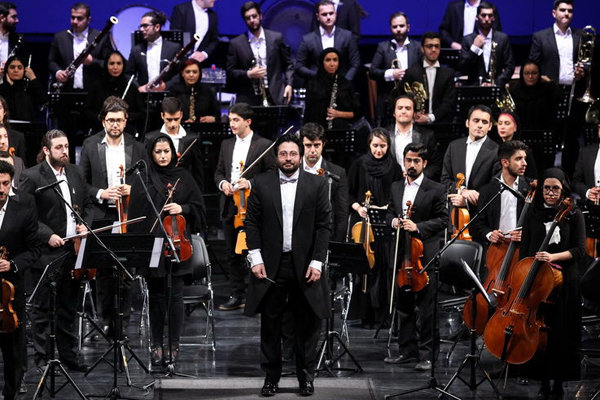 اجرای خواننده اپرای اتریشی و ارکستر آیسو در سی‌وچهارمین جشنواره موسیقی فجر